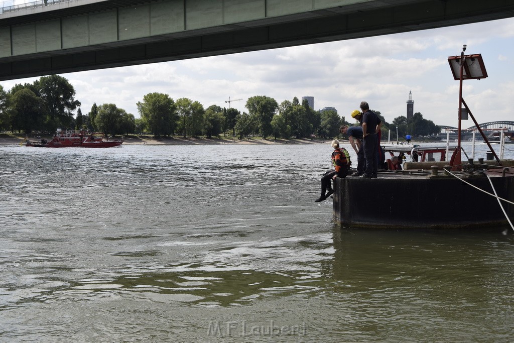 Uebung BF Taucher und Presse Koeln Zoobruecke Rhein P241.JPG - Miklos Laubert